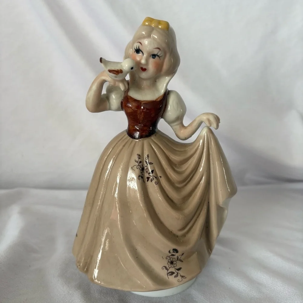Vintage 60s Snow White ceramic figurine music box home decor Disney